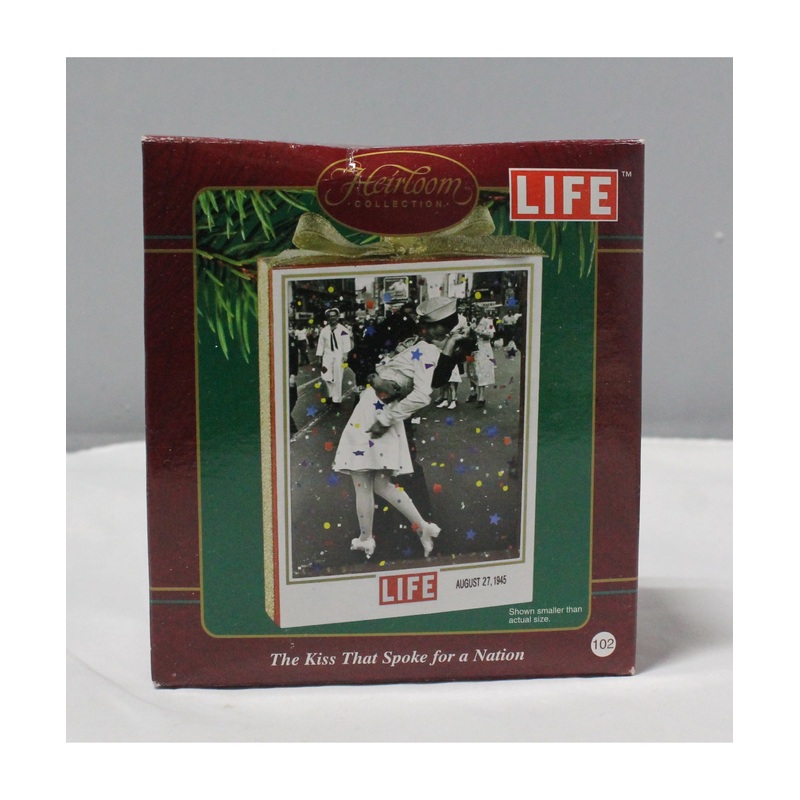 Carlton Cards - Heirloom Collection | Life | The Kiss That Spoke For A Nation