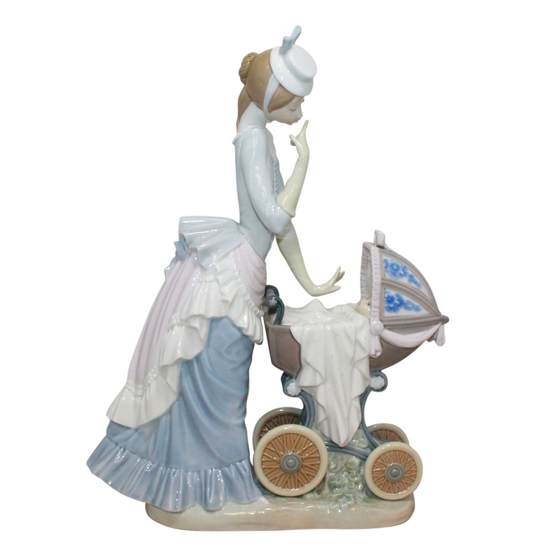 Lladr Figurine: 4938 Baby's Outing