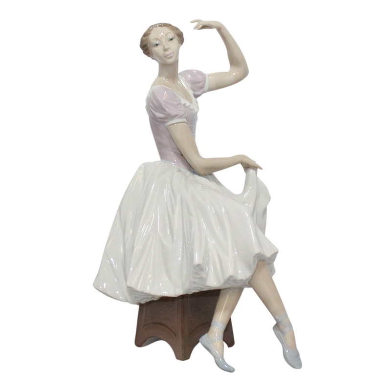 Lladr Figurine: 5275 Weary Ballerina