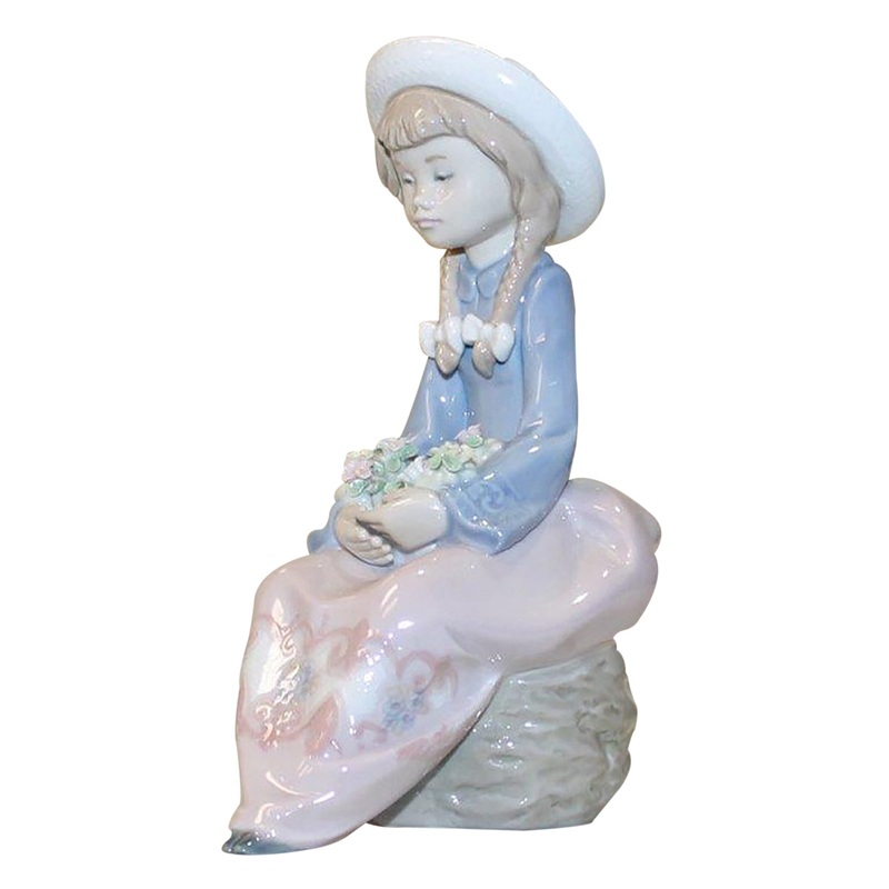 Lladr Figurine: 5554 Pretty and Prim