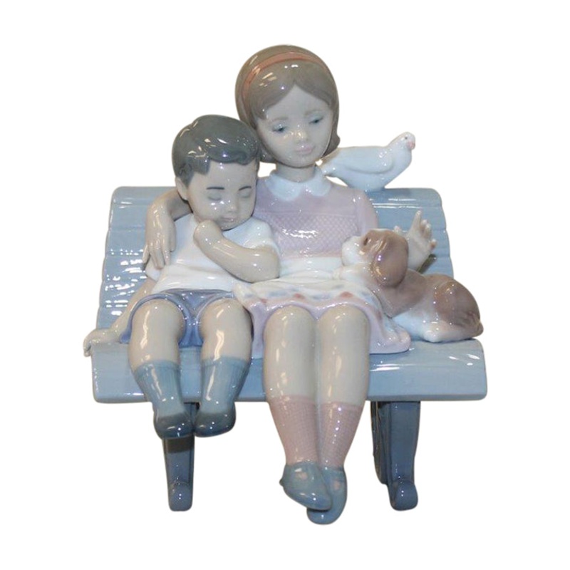 Lladr Figurine: 6446 Surrounded by Love