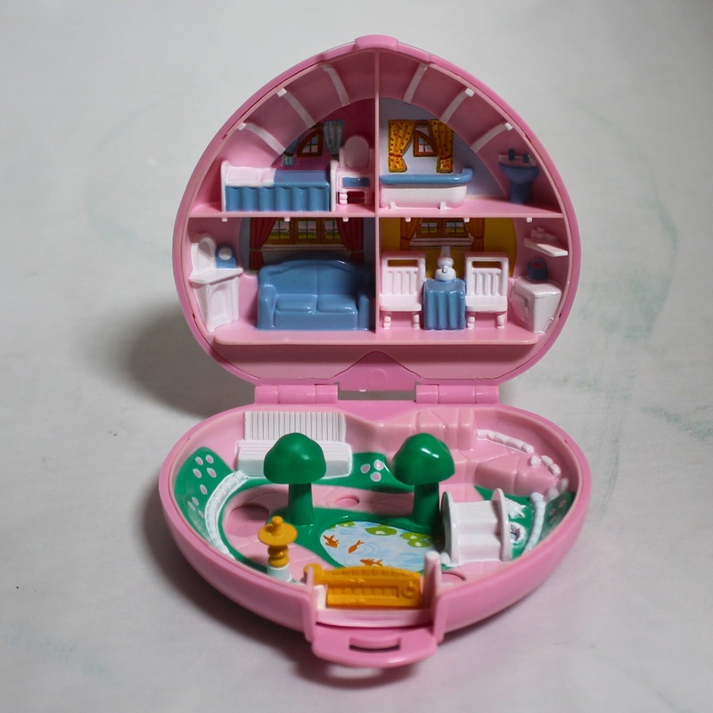 Polly Pocket: Heart Shaped Compact Mini Doll House