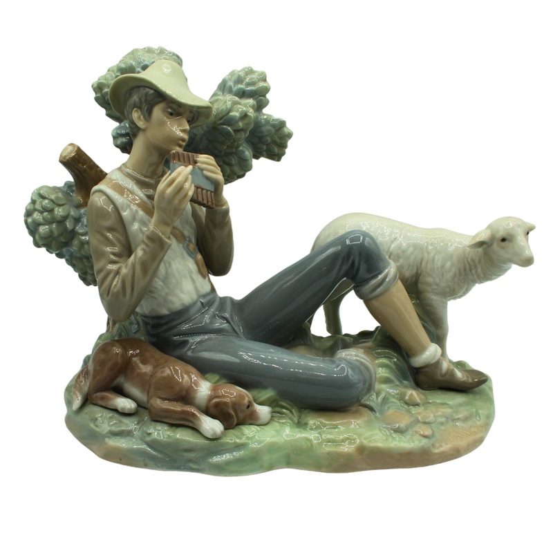 Lladr Figurine: 1252 Sheperd's Rest