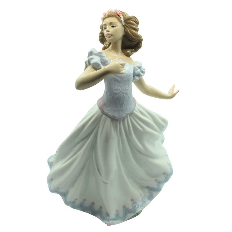 Lladr Figurine: 6687 Sweet Sixteen