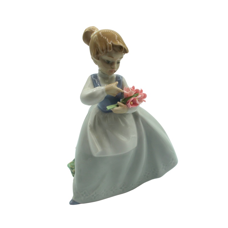 Nao by Lladr Figurine: 495 My Bouqet