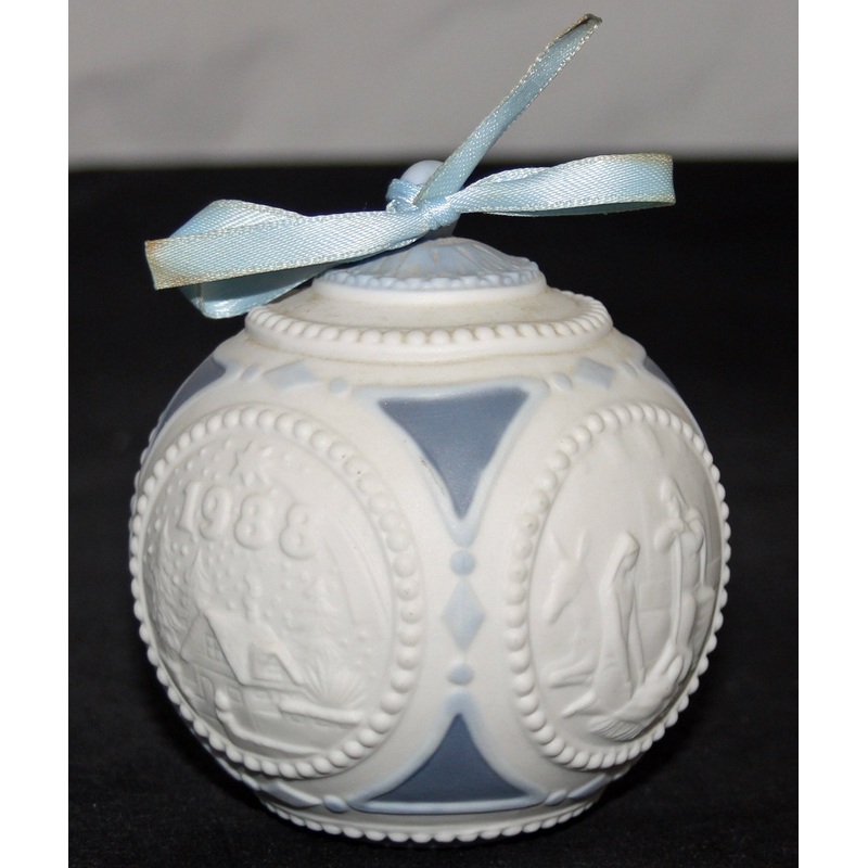 Lladr Figurine: 1603 Christmas Ball - As Is Piece