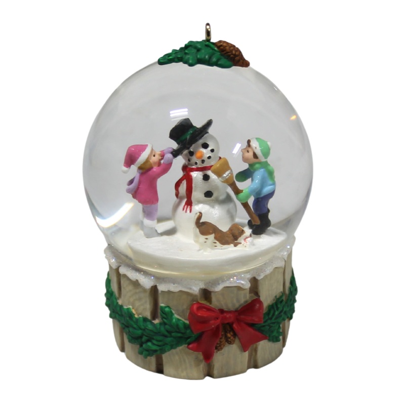Hallmark Ornament: 2004 Building a Snowman | QX8251