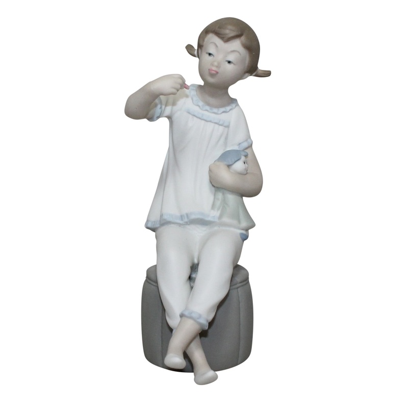 Lladr Figurine: 1083 Girl with Doll