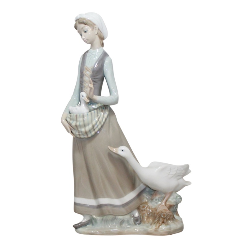 Lladr Figurine: 4815 Girl with Goose