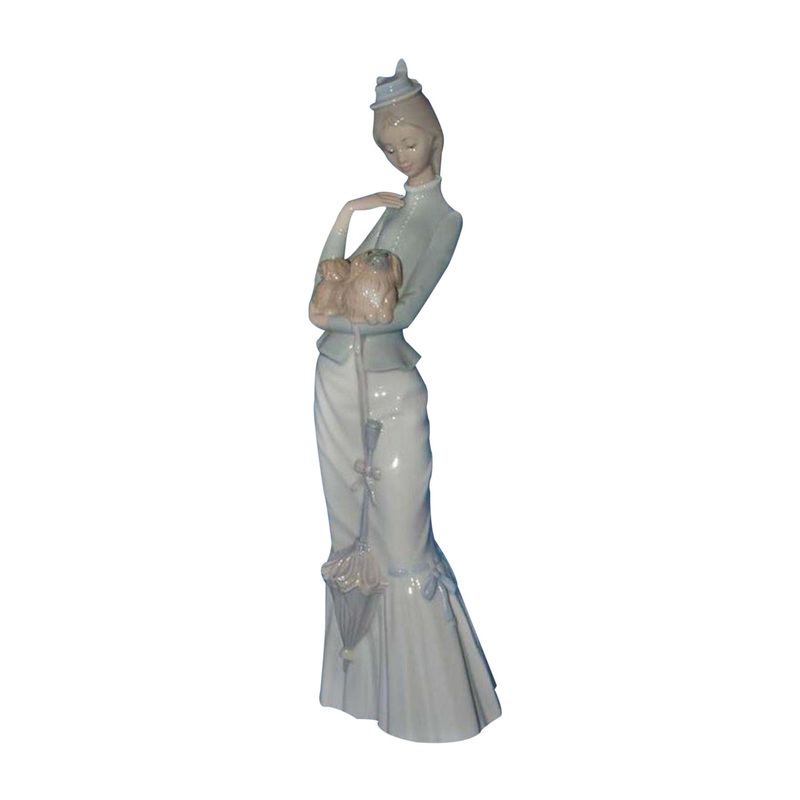 Lladr Figurine: 4893 Walk the Dog