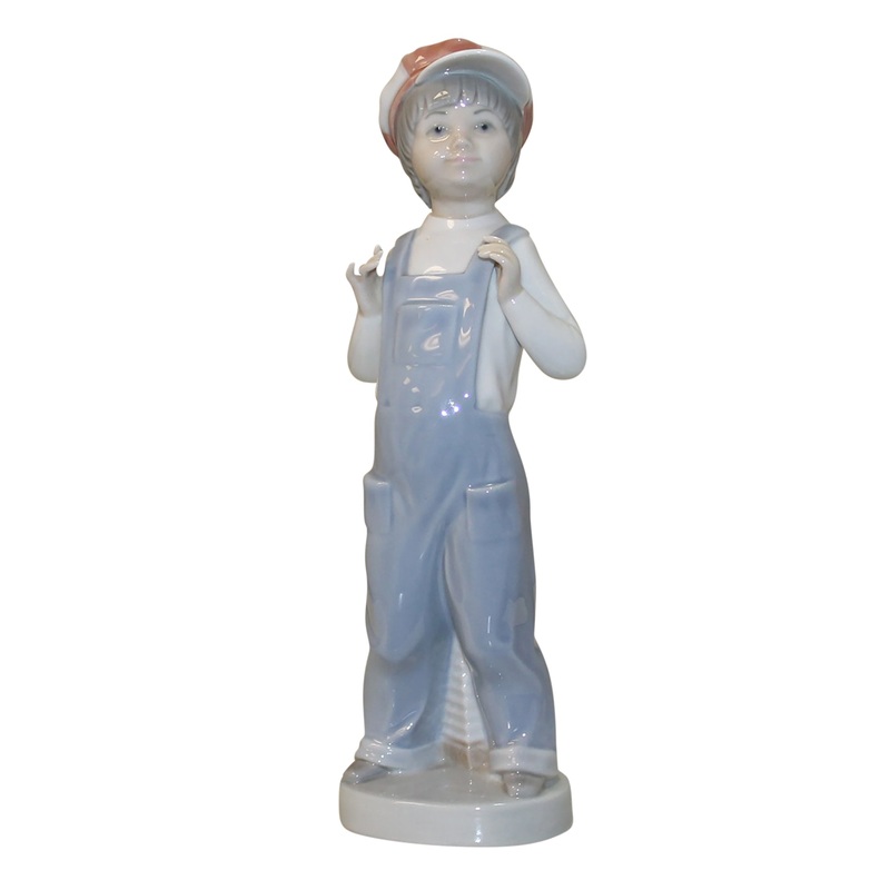 Lladr Figurine: 4898 Boy from Madrid