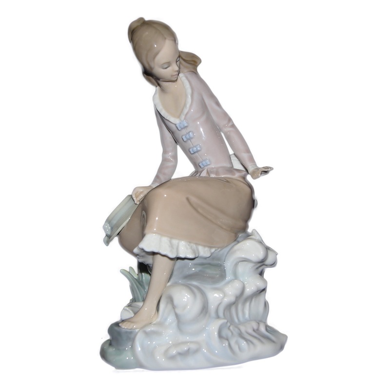 Lladr Figurine: 4918 At the Seaside