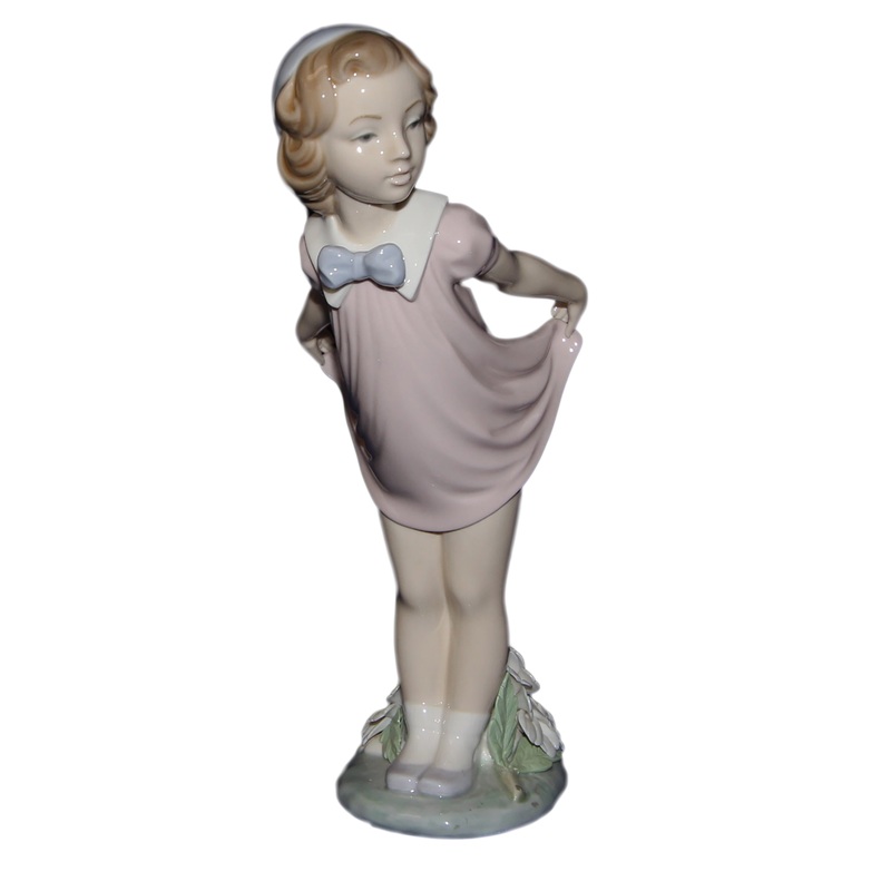 Lladr Figurine: 5038 Girl Bowling