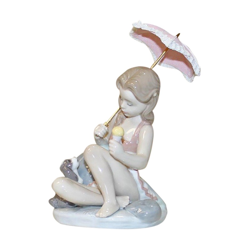 Lladr Figurine: 6012 Monday's Child