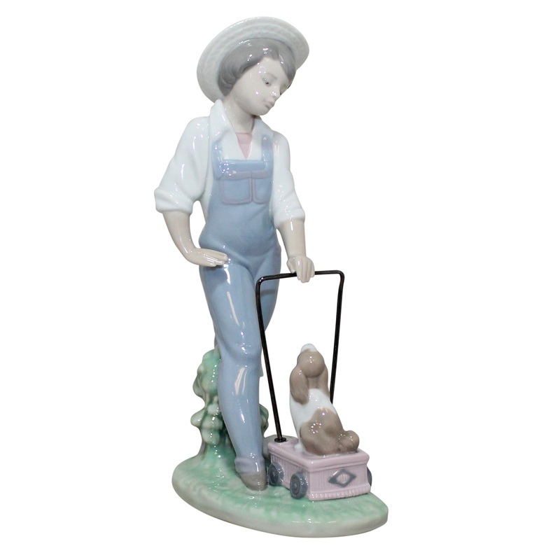 Lladr Figurine: 6021 Saturday's Child