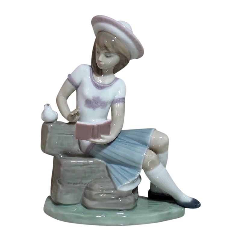Lladr Figurine: 6024 Sunday's Child