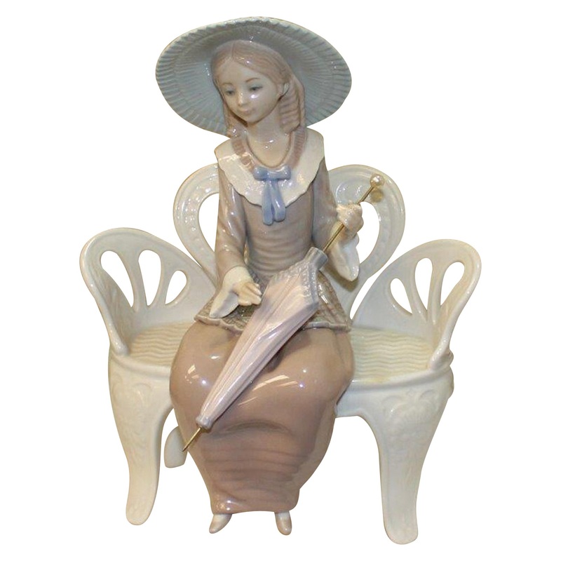 Lladr Figurine: Waiting in the Park
