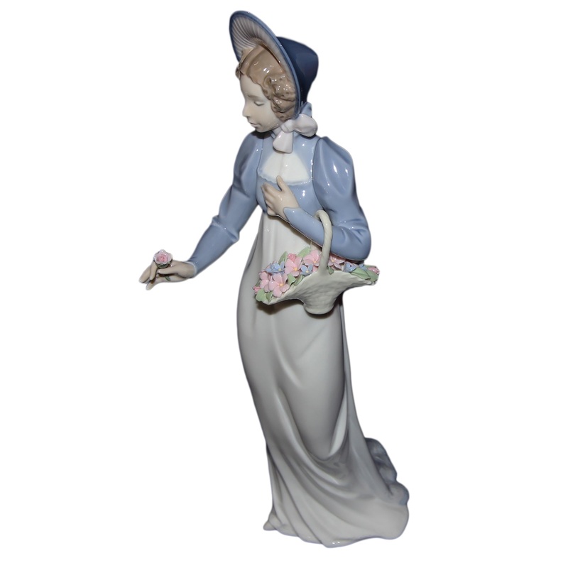 Lladr Figurine: 6427 A Flower for You