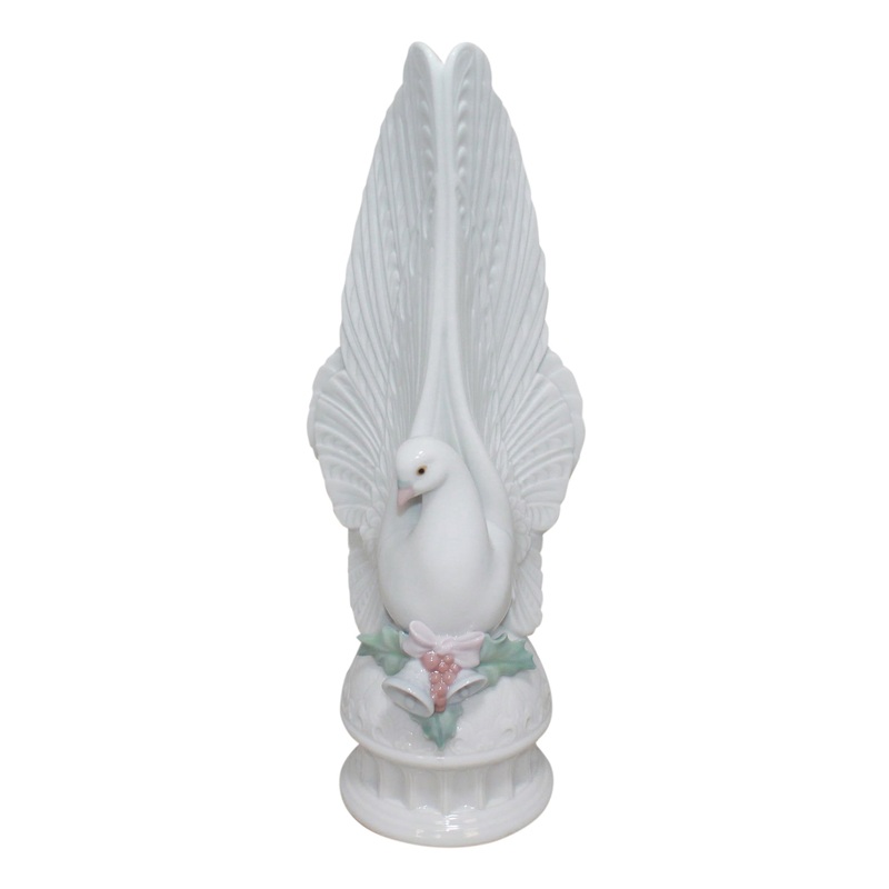 Lladr Figurine: 6587 Message of Peace