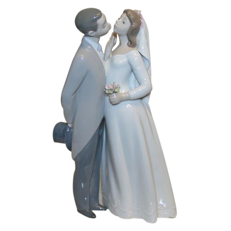 Lladr Figurine: 6620 A Kiss to Remember