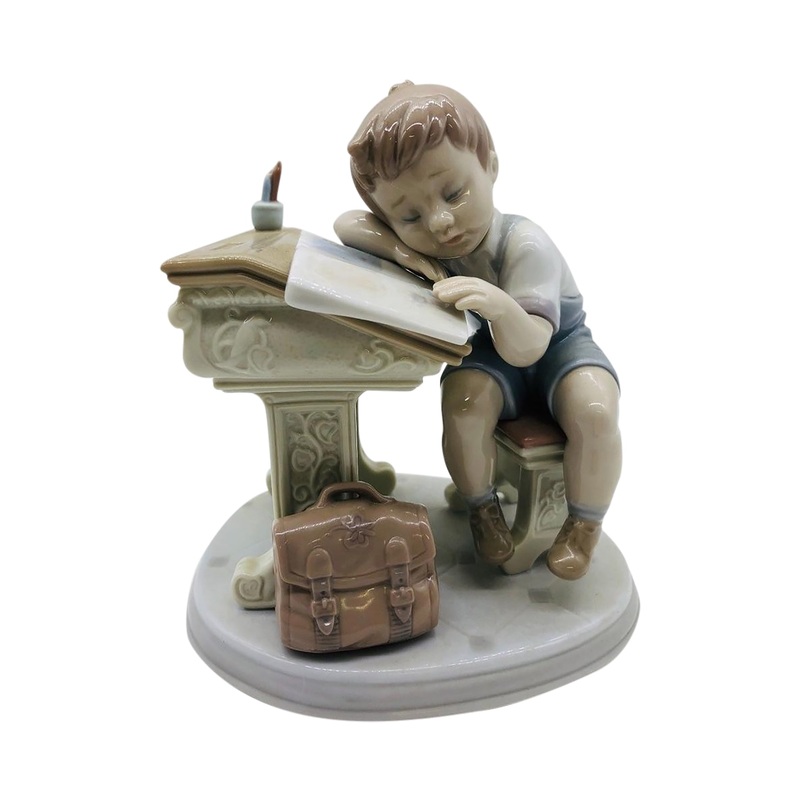 Lladr Figurine: 6801 Sleepy Scholar