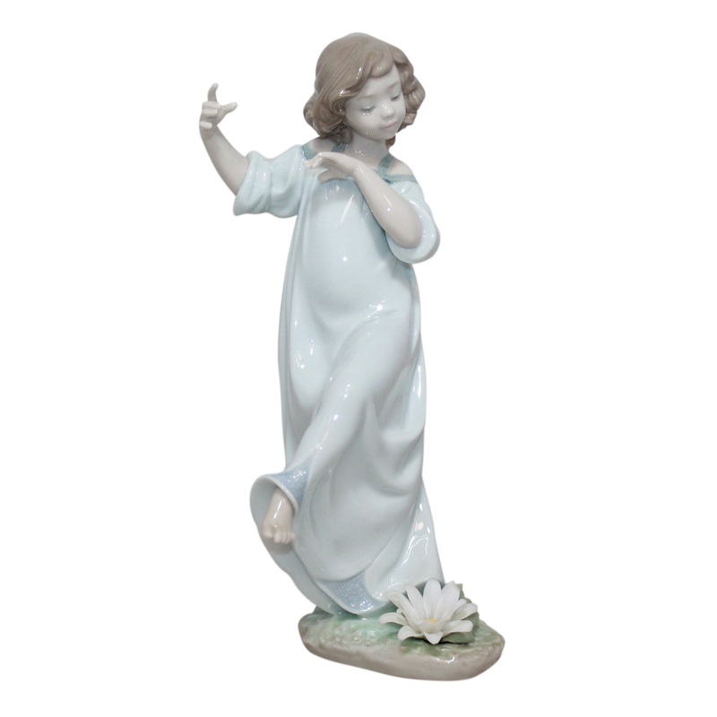 Lladr Figurine: 6946 Daisies, Time of Joy