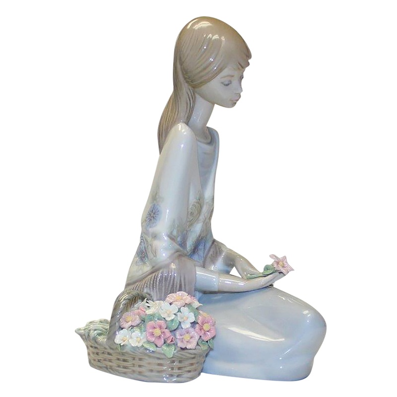 Lladr Figurine: 7607 Flower Song