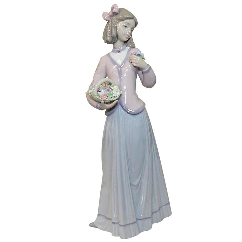 Lladr Figurine: 7644 Innocence in Bloom