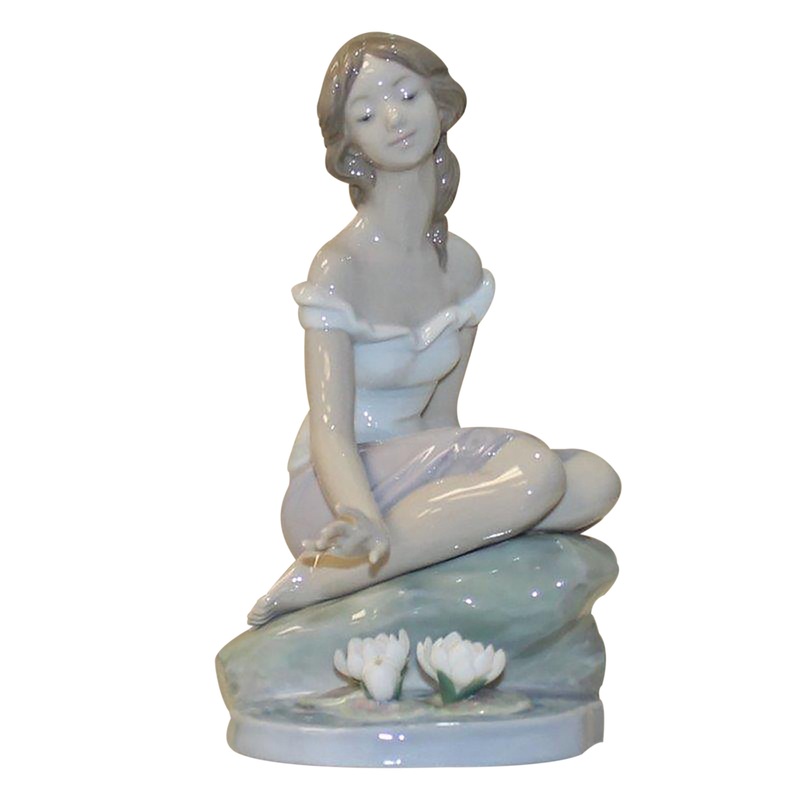Lladr Figurine: 7706 Reflections of Helena