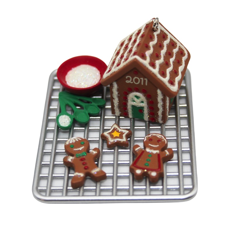 Hallmark Ornament: 2011 Season's Treatings | QX8739 | 3rd in Series