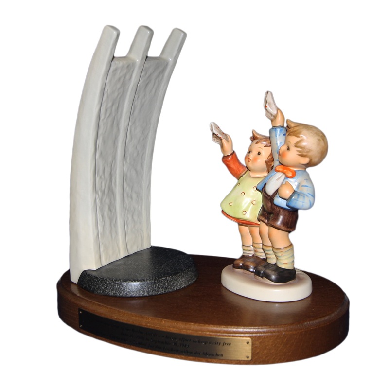 Hummel Figurine: Airlift Memorial Set with Plaque - 153
