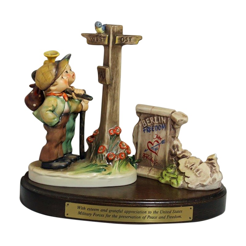 Hummel Figurine: Crossroads Set 2 Figurines & Base - 331