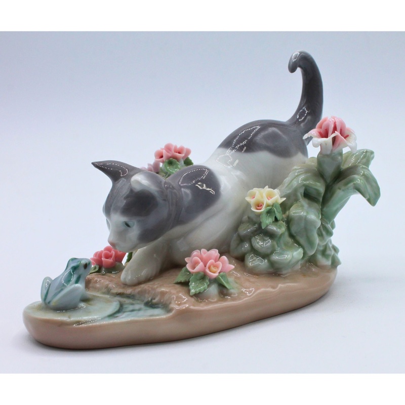 Lladr 1442 | Kitty Confrontation | Broken Flower Petals