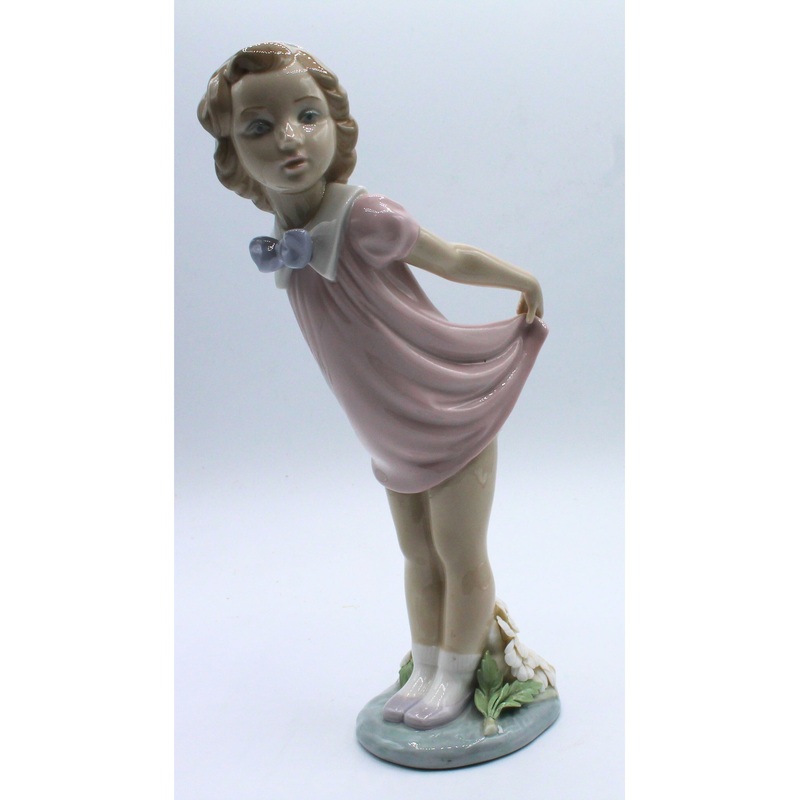 Lladr 5038 | Girl Bowing | Broken Flower
