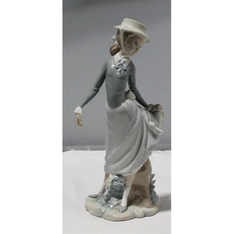 Lladr Figurine:  4912 Young Lady in Trouble | Glazed Finish | Please Read