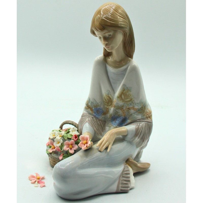 Lladr Figurine: 7607 Flower Song | Damaged Flower petals
