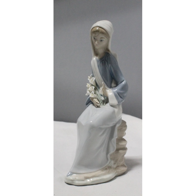 Lladr Figurine:  4972 Girl With Lillies Sitting | Glazed | Please Read