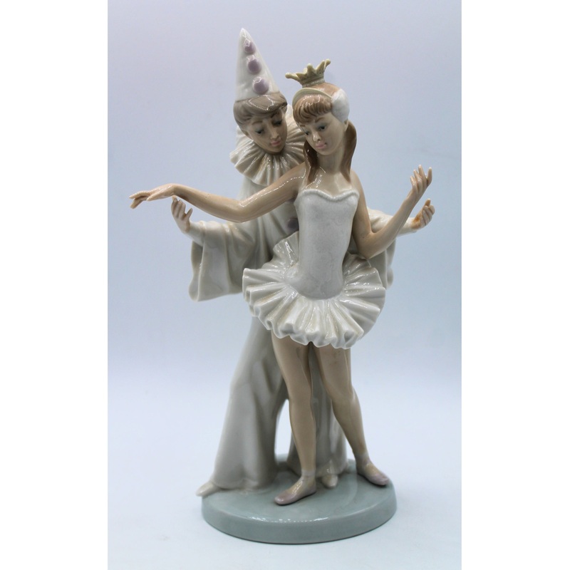 Lladr 4882 | Carnival Couple | Broken Thumb