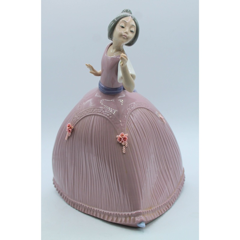 Lladr 5120 | Girl in Pink Dress | Broken Flowers