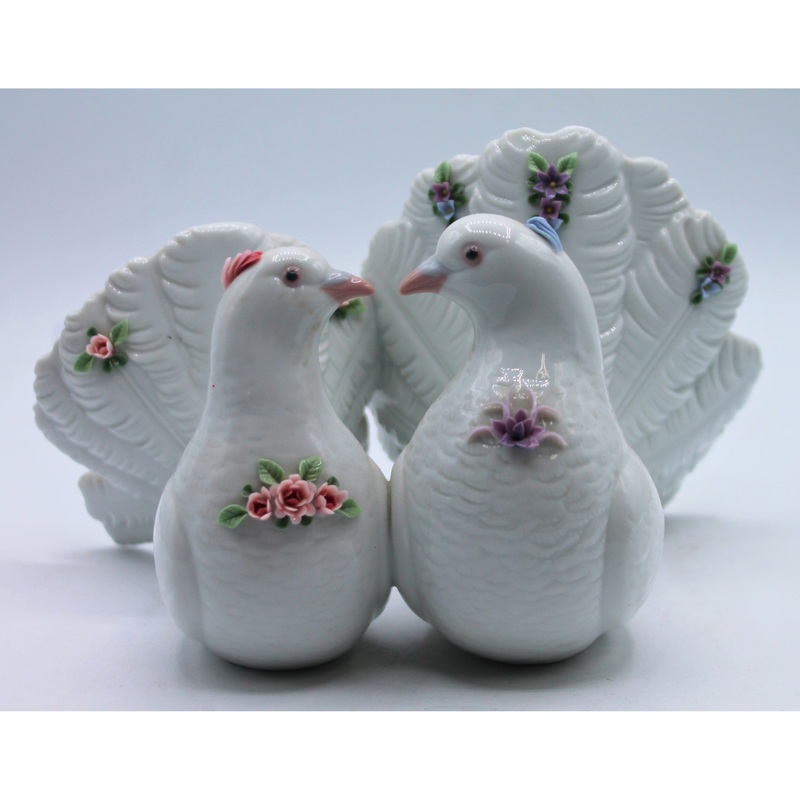 Lladr 6359 | Kissing Doves with Flowers | Broken Flowers
